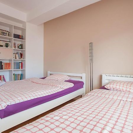 Red Apartment Скопье Экстерьер фото