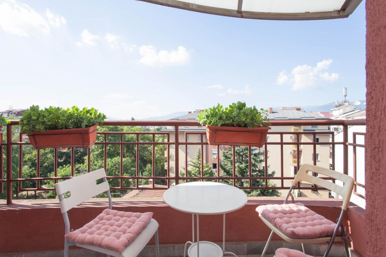 Red Apartment Скопье Экстерьер фото