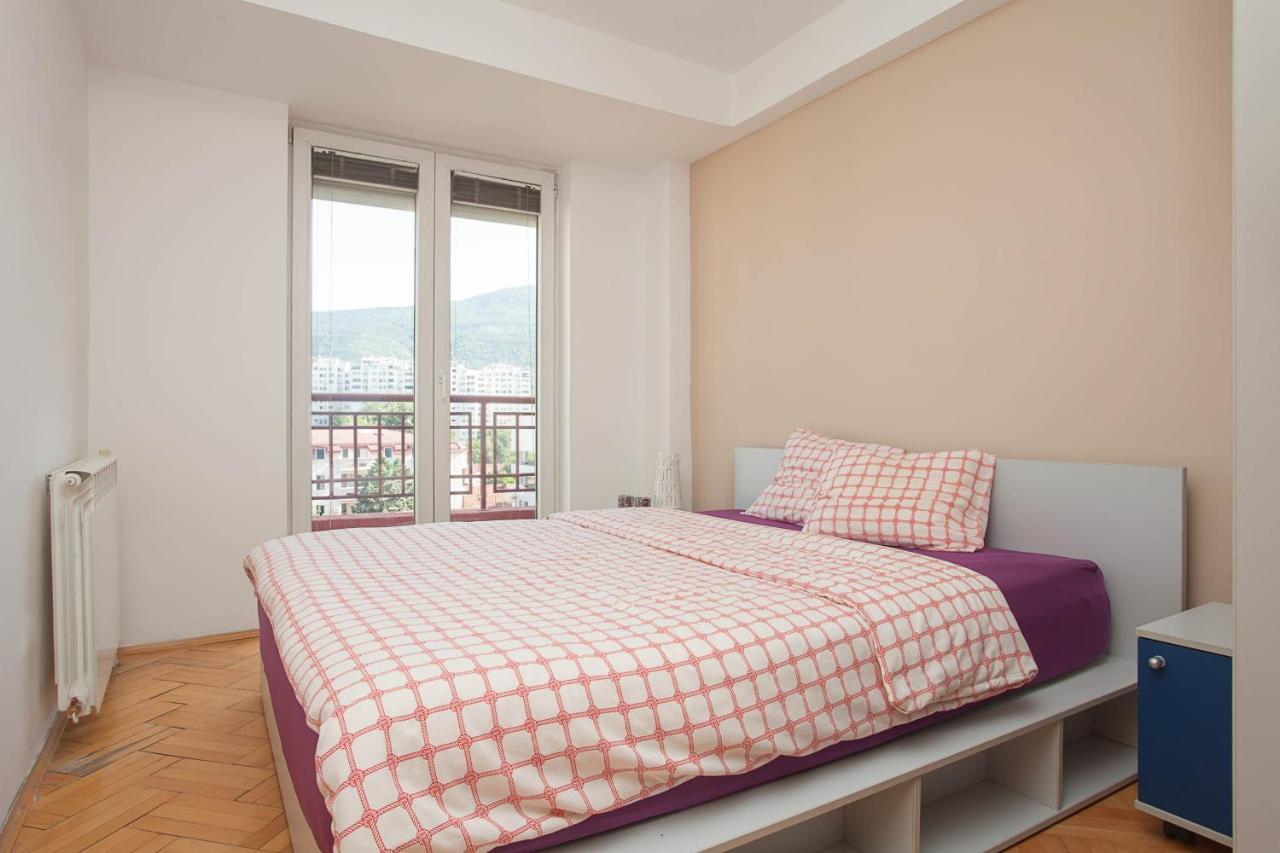 Red Apartment Скопье Экстерьер фото
