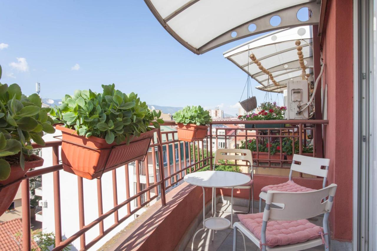 Red Apartment Скопье Экстерьер фото